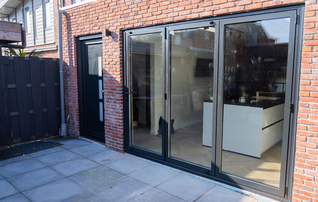Nieuwe kozijnen geïnstalleerd in een Nederlandse woning