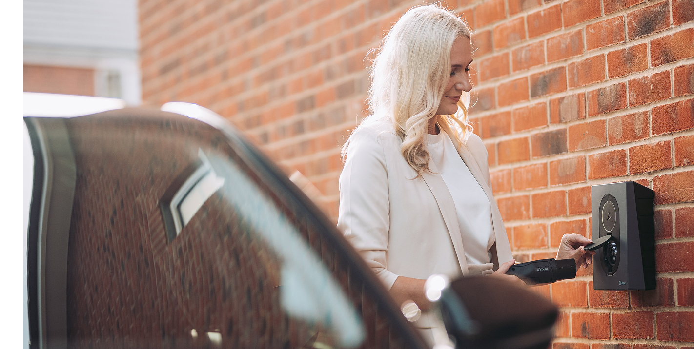Elektrische auto laadt op aan laadpaal bij een woning